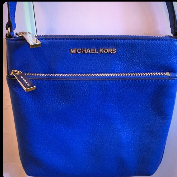 Michael Kors Handbags - 🔥Hot Pick! Michael Kors Leather Crossbody Purse
